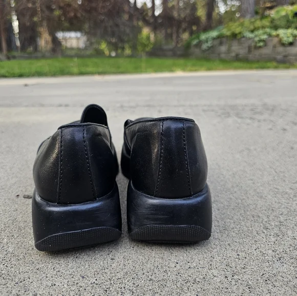 Like new black Dansko clog with filigree marking on the tops. Size 37 - Picture 2 of 8
